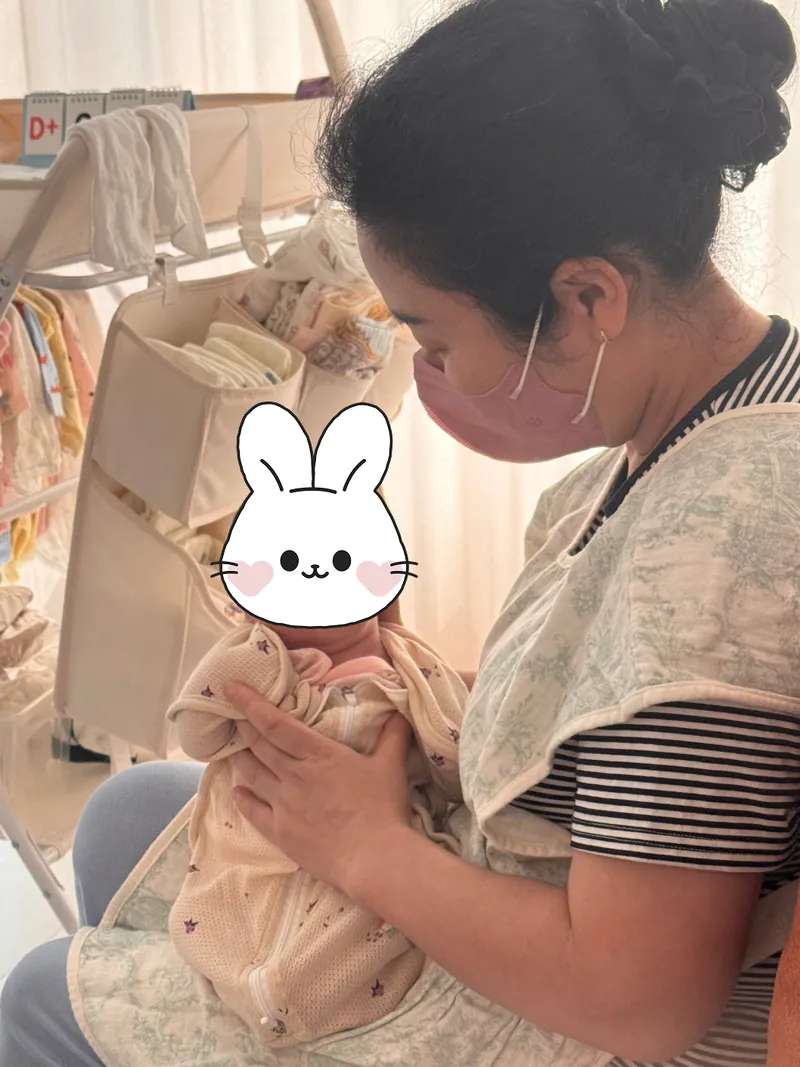 신생아를 품에 안고 있는 모습