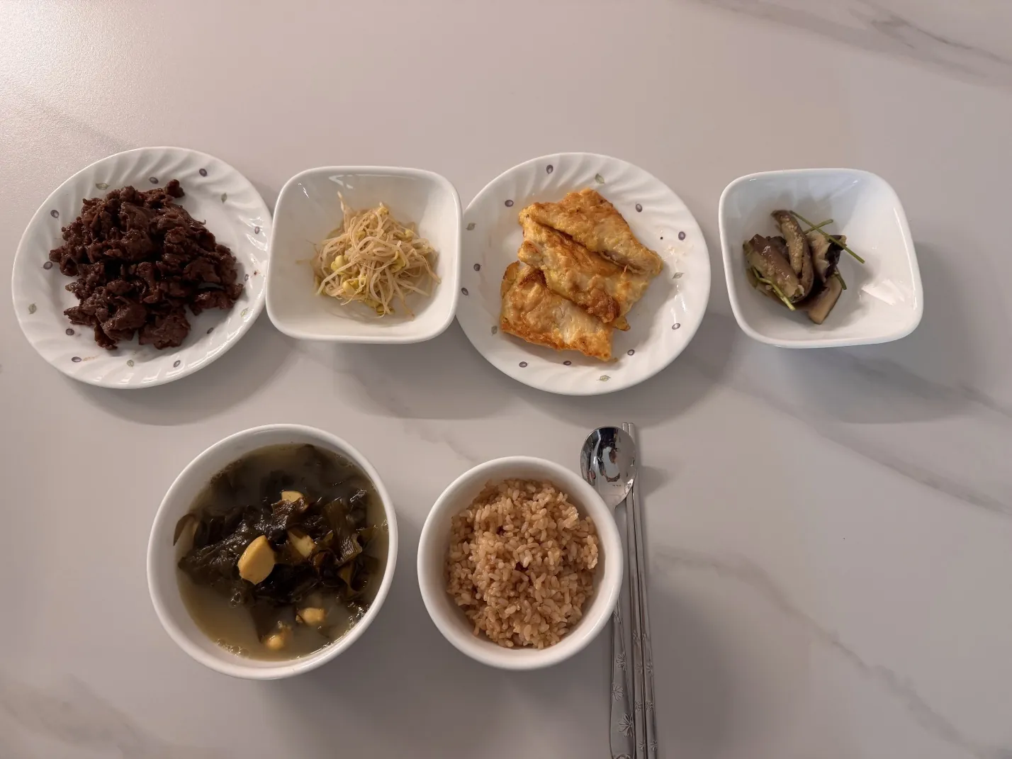 밥과 미역국, 반찬이 차려진 식탁
