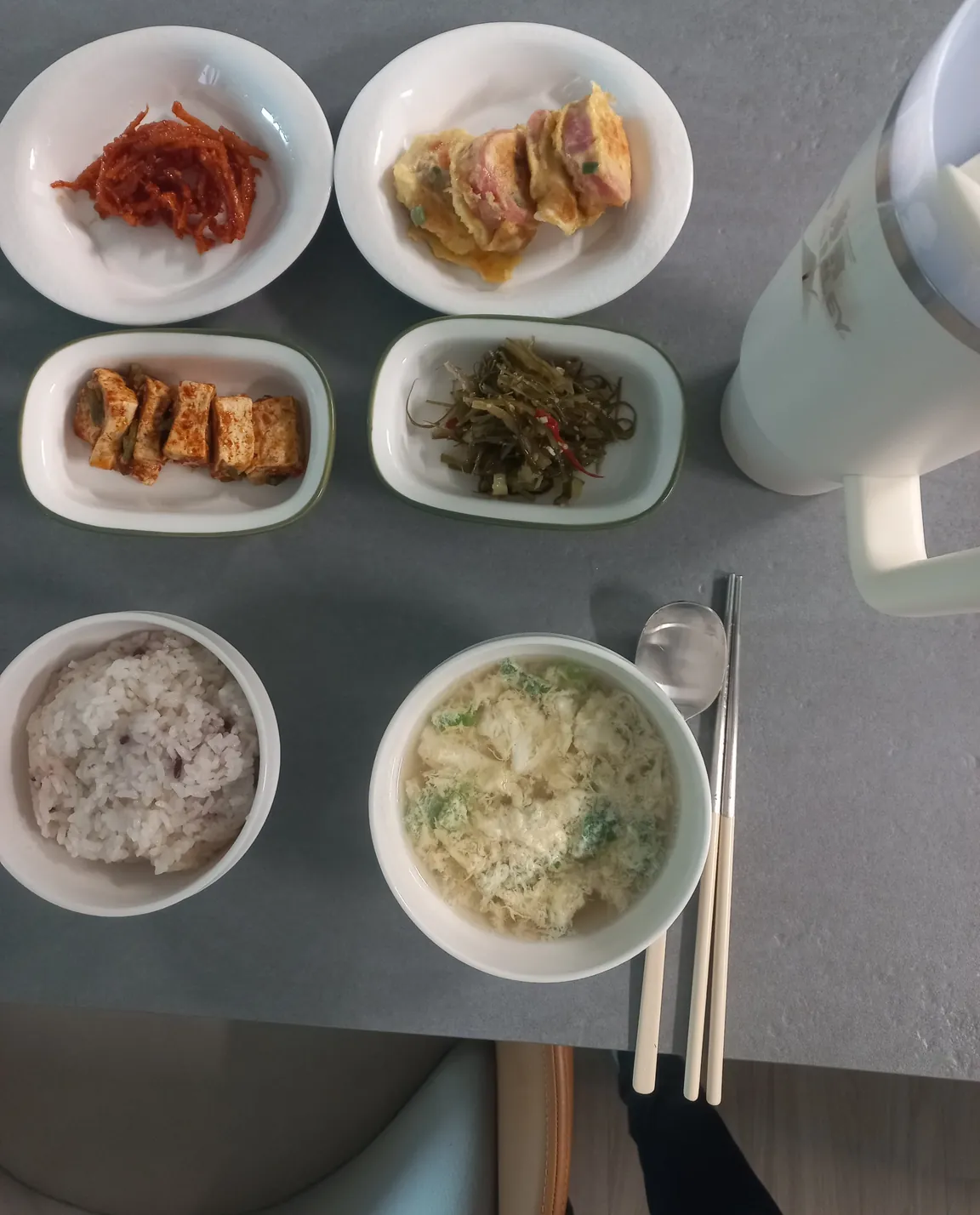 밥과 국, 반찬 네 가지가 차려진 식탁