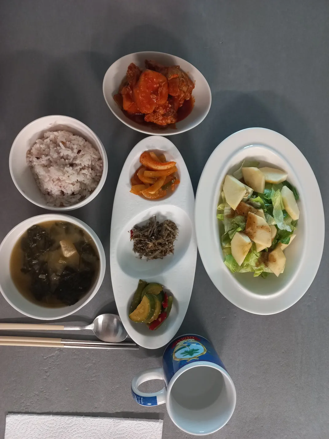 밥과 미역국, 반찬과 샐러드가 차려진 한 상