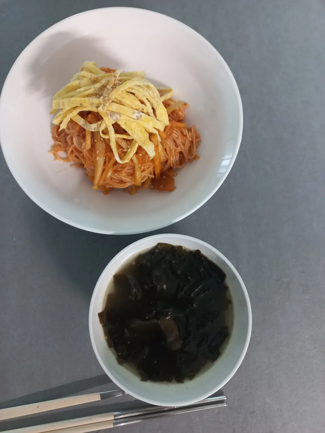 달걀지단을 올린 국수와 미역국