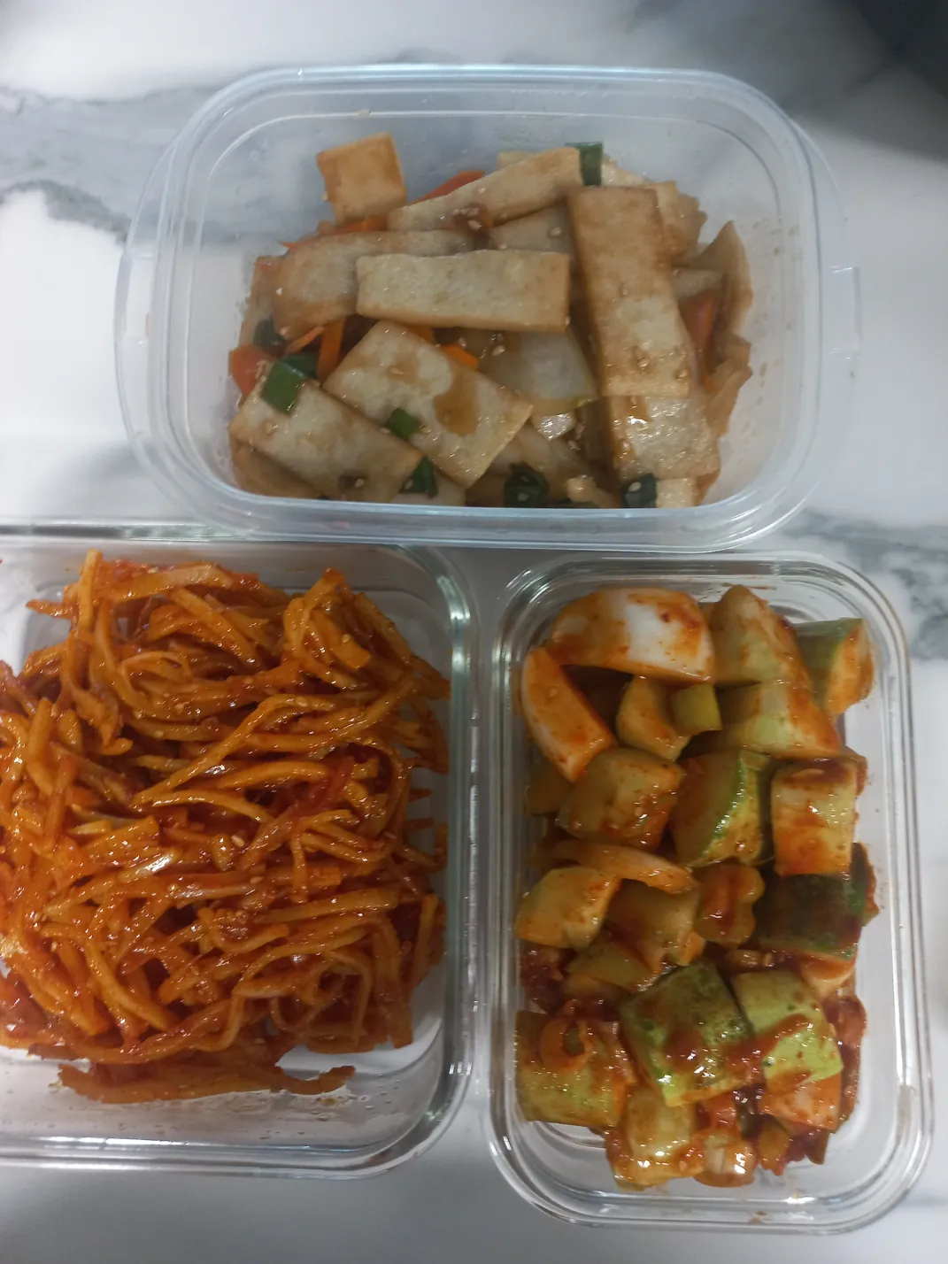 통 세 개에 나눠 담은 반찬